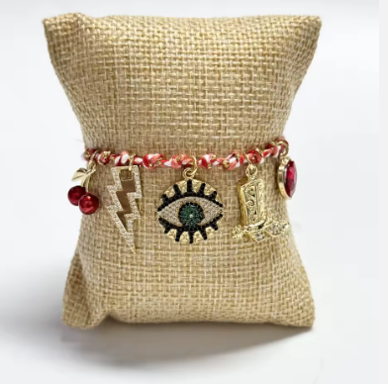 Pulsera roja múltiples dijes rockstar